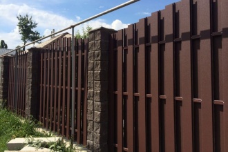 Забор из евроштакетника с кирпичными столбами 25 метров фото в Шахунье