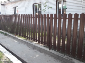 Забор из евроштакетника на ленточном фундаменте 20 метров фото с установкой