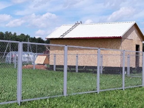 Забор из сетки рабицы в натяг секционный 10 метров фото недорого