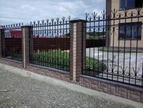 Сварные заборы с кирпичными столбами 60 метров фото цена за метр под ключ