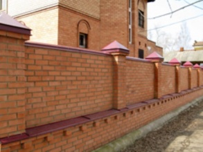 Кирпичный забор сплошной 70 метров фото недорого