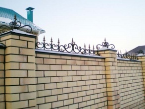 Кирпичный забор с ковкой  15 соток фото цена за метр под ключ