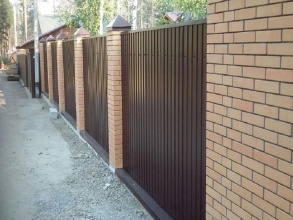 Забор из профнастила с кирпичными столбами 72 метра фото в Шахунье