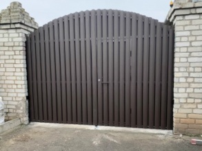 Ворота распашные из евроштакетника - пример 2 фото в Шахунье