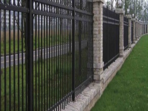 Сварные заборы с кирпичными столбами 200 метров фото с установкой