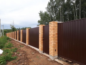 Кирпичный забор на ленточном фундаменте 12 метров фото в Шахунье