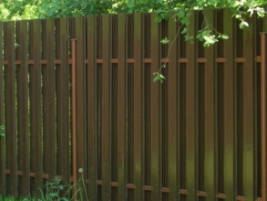 Забор из евроштакетника с бетонированием столбов 12 метров фото в Шахунье