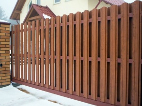 Забор из евроштакетника с кирпичными столбами 200 метров фото в Шахунье