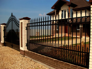 Сварные заборы с кирпичными столбами 12 метров фото в Шахунье