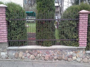 Сварные заборы с кирпичными столбами 80 метров фото в Шахунье