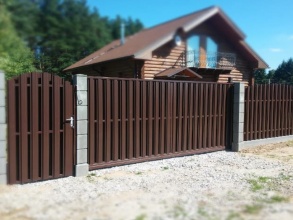 Ворота распашные из евроштакетника - пример 14 фото цена под ключ