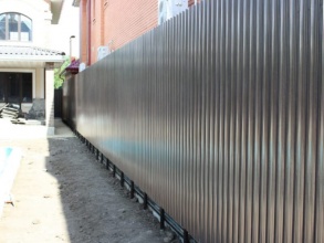 Забор из евроштакетника на ленточном фундаменте 57 метров фото в Шахунье