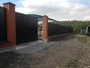 Забор из профнастила с кирпичными столбами 143 метра фото с установкой