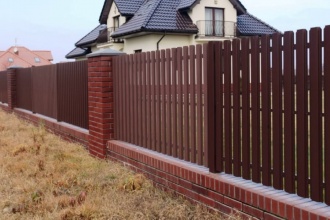 Забор из евроштакетника с кирпичными столбами 8 соток фото в Шахунье