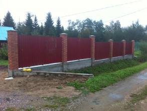 Забор из профнастила с кирпичными столбами 22 метра фото стоимость под ключ