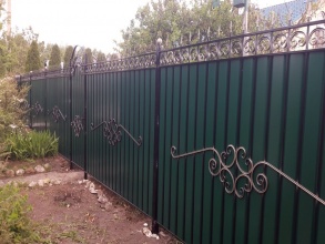 Кованые заборы с профнастилом 60 метров фото цена за метр под ключ